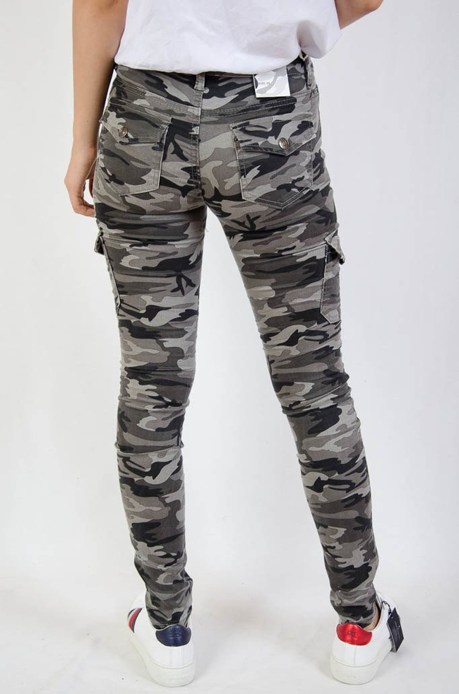 Spodnie moro z kieszeniami, idealnie przylegające