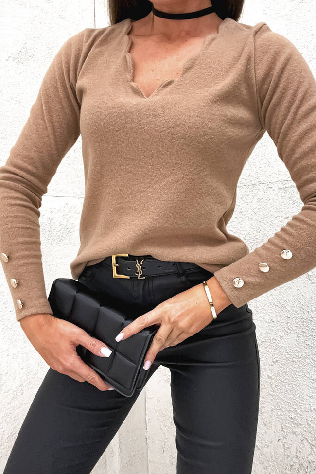 BRĄZOWA BLUZKA Z OZDOBNYM DEKOLTEM I GUZIKAMI