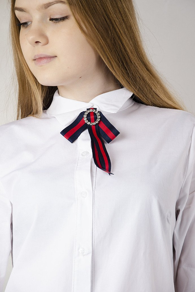 Biała długa koszula  z przypinką, rozszerzana na dole