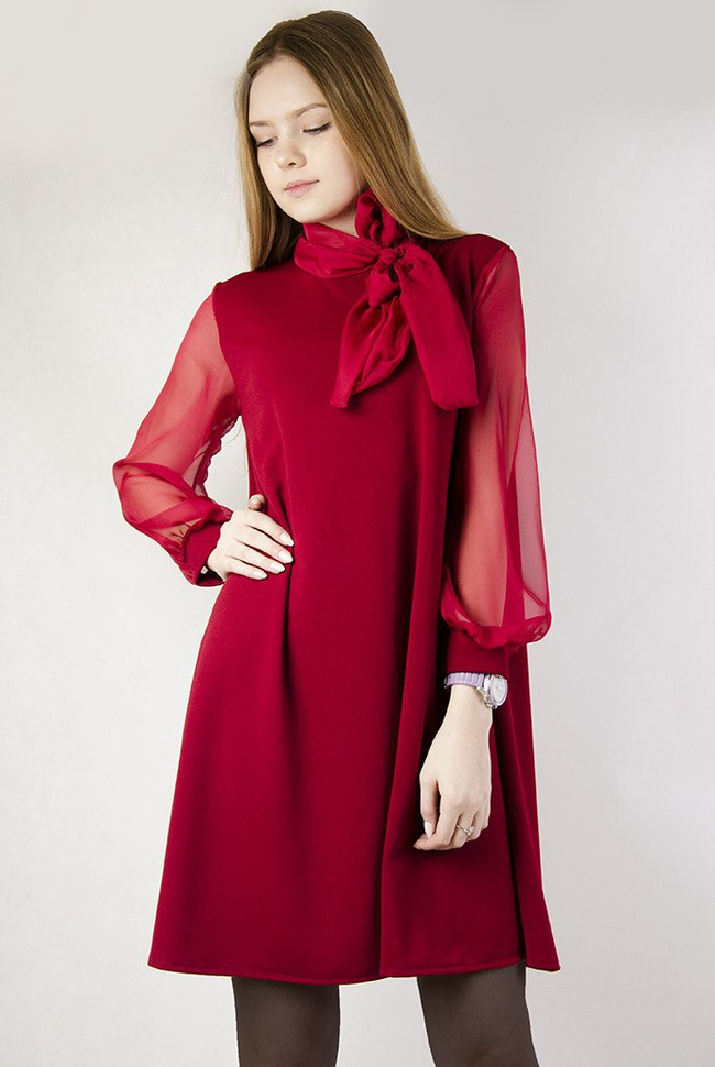 Zwiewna bordowa sukienka z rękawami z tiulu