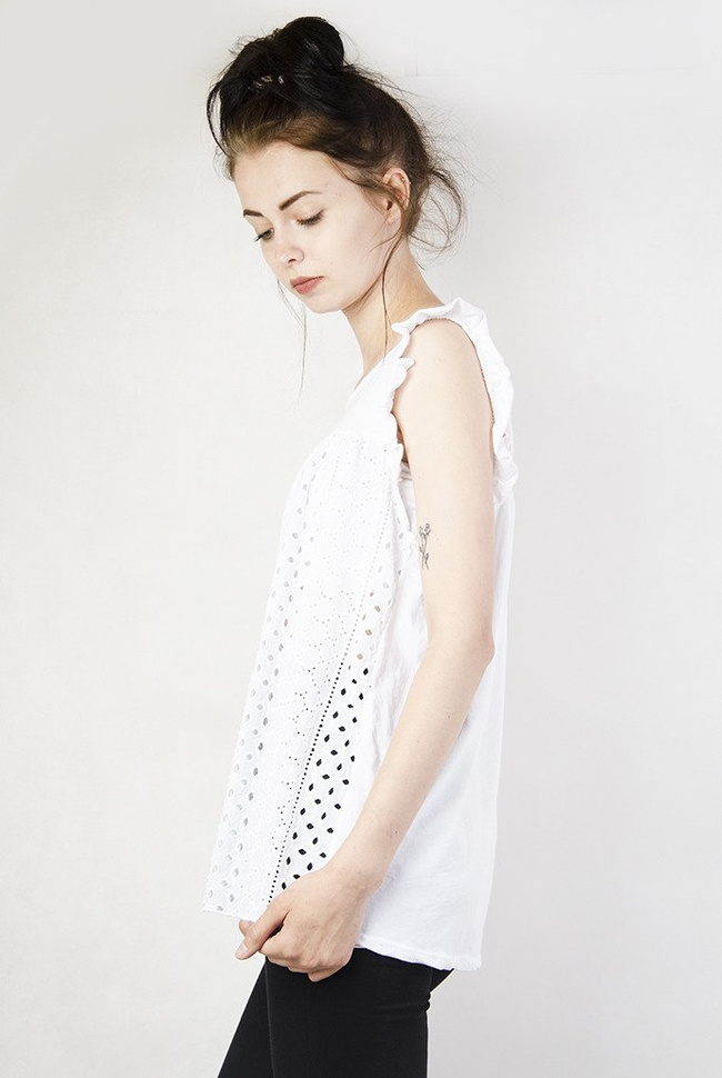 Biała bluzka z efektownymi dziurkowaniami