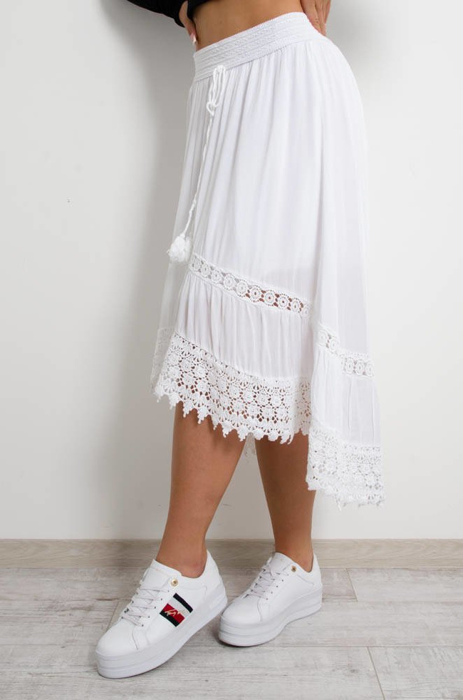 BIAŁA SPÓDNICA MIDI Z GUMĄ W PASIE ORAZ AŻUROWYM WYKOŃCZENIEM