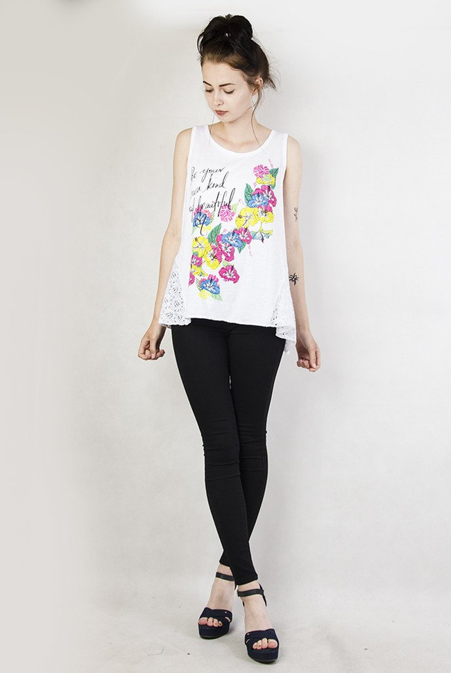 Biała bluzka z kwiatami