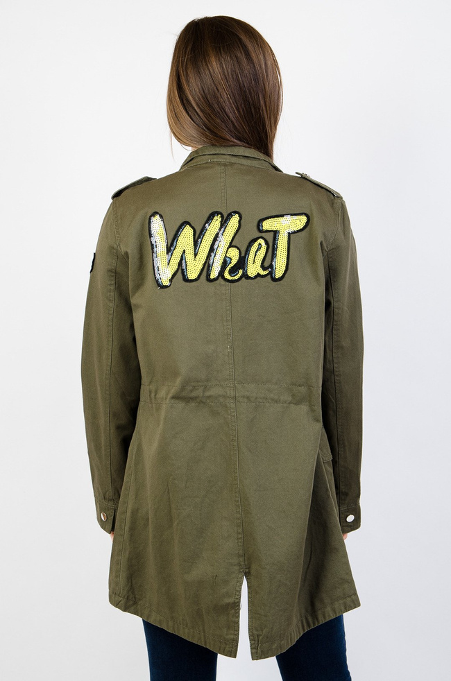 Kurtka przejściowa z napisem z tyłu