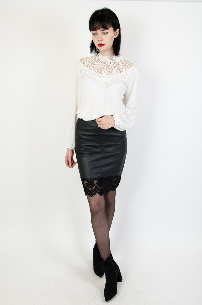Czarna ołówkowa spódnica skórkowa z koronką na dole