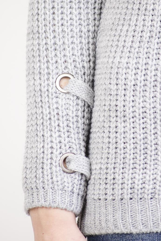 Szary sweter z wiązaniem w dekolcie