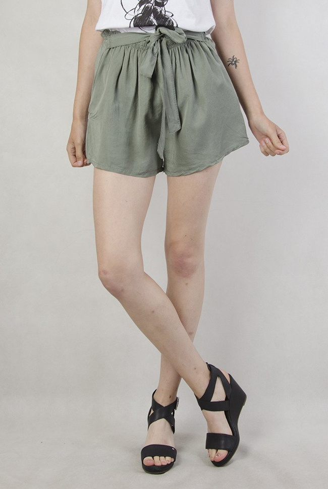 Zielone szorty z wiązaniem w pasie i gumką