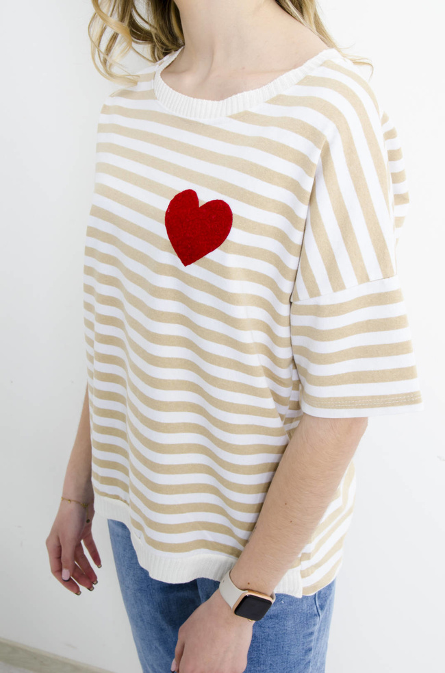 T-SHIRT BIAŁO-BEŻOWY W PASKI Z SERDUSZKIEM
