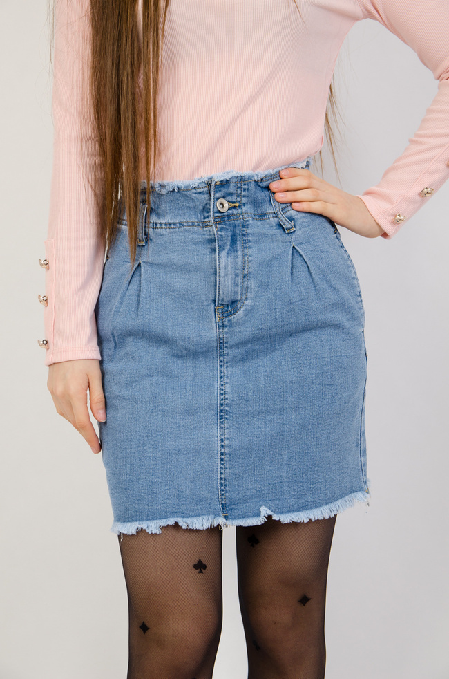 Jasna jeansowa spódnica z szarpaniem na dole