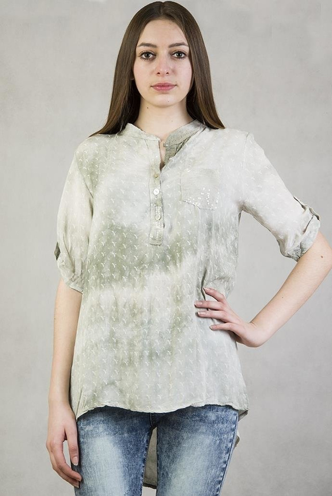 Zielona bluzka z przedłużanym tyłem i kieszonką.