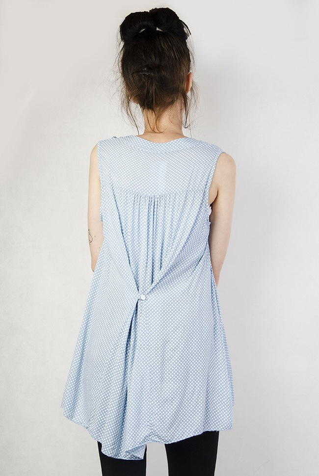 Asymetryczna niebieska bluzka z trzema guzikami