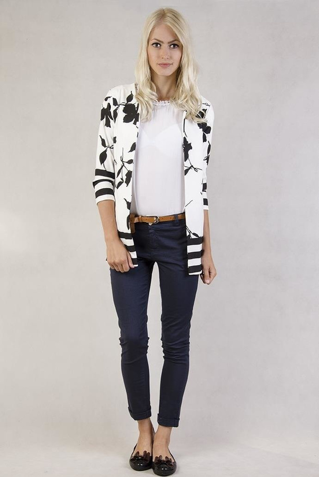 Biała marynarka w czarne kwiaty i paski