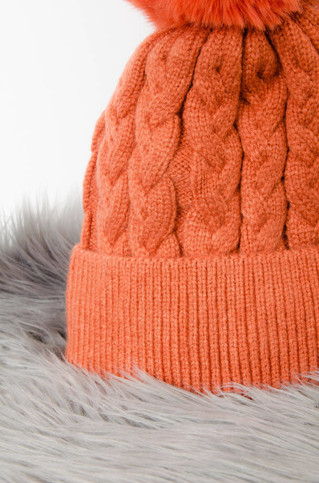 POMARAŃCZOWA ZIMOWA CZAPKA PLECIONA Z POMPONEM