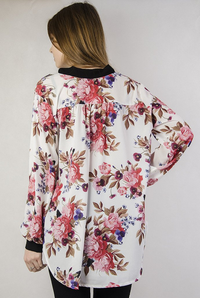 Biała bluzka w kwiaty wiązana przy dekolcie