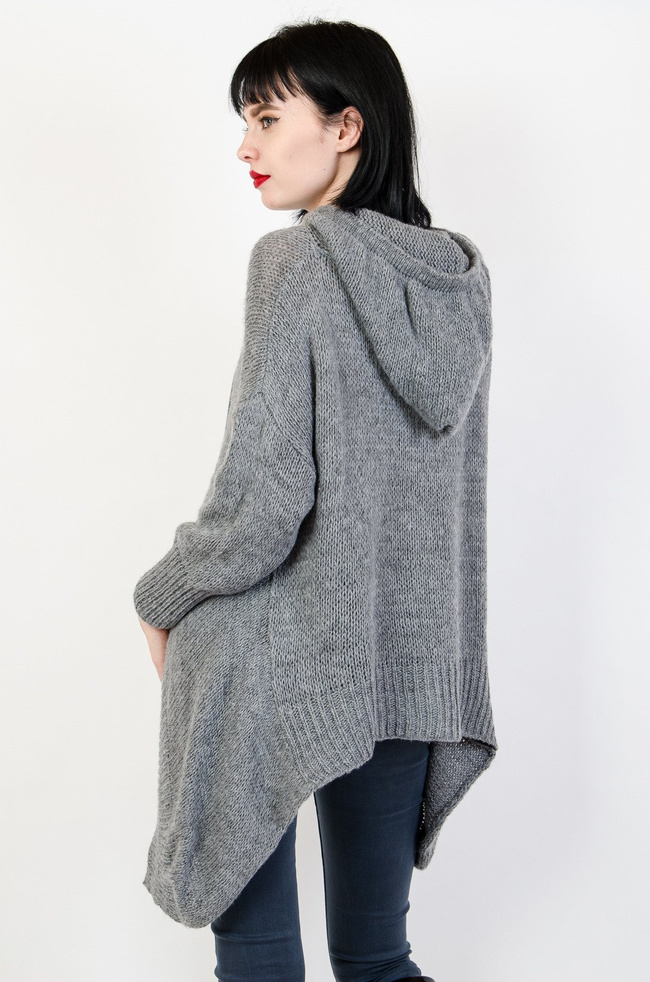 Ciemno szary sweter z dłuższymi bokami oraz kapturem