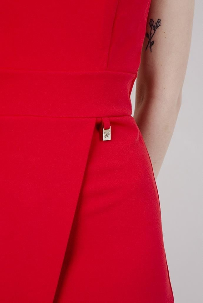 Czerwona sukienka z dekoltem w serek