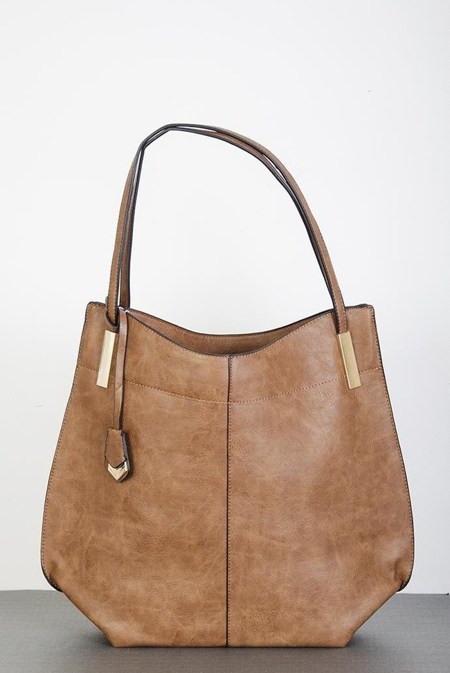 Duża, jasnobrązowa torebka z zawieszką