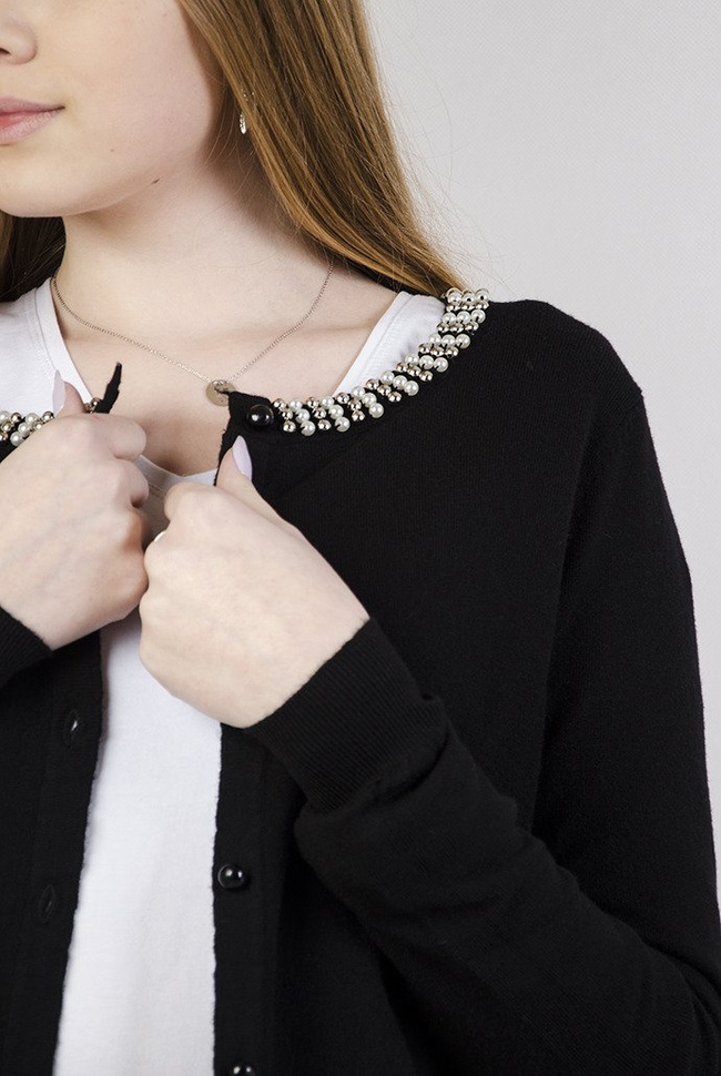 Czarny krótki sweter zapinany na guziki z koralikami przy kołnierzu