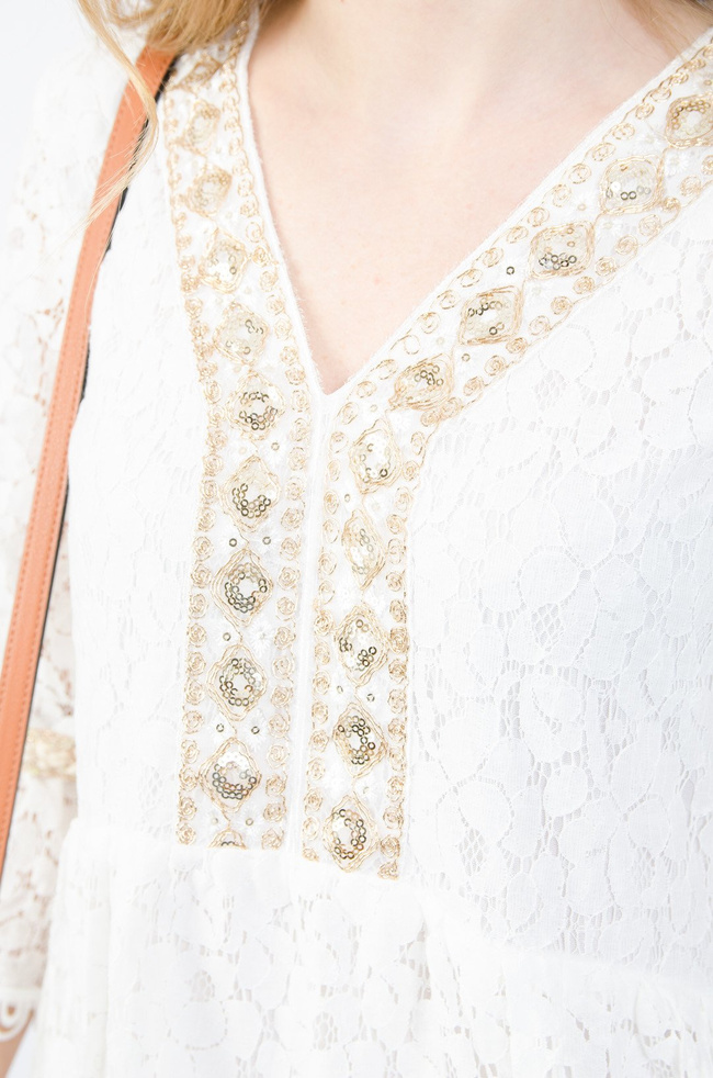 Biała koronkowa sukienka ze złotymi wstawkami