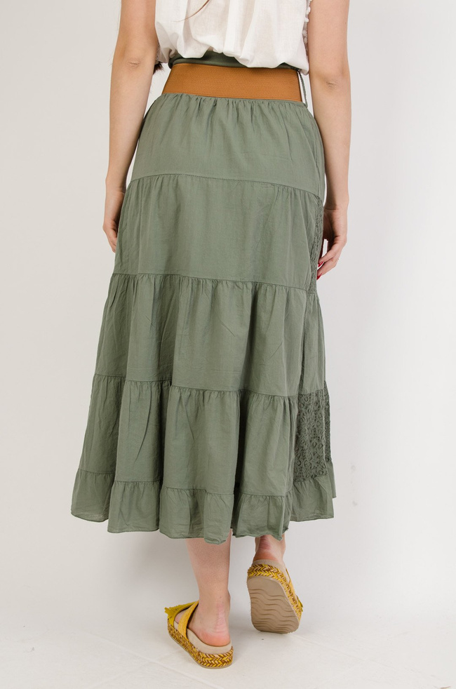 Długa zielona spódnica z koronkowymi wstawkami i brązowym paskiem