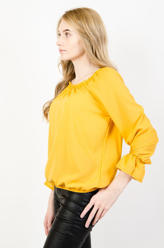 Żółta bluzka z gumką w dekolcie oraz rozszerzanymi rękawami