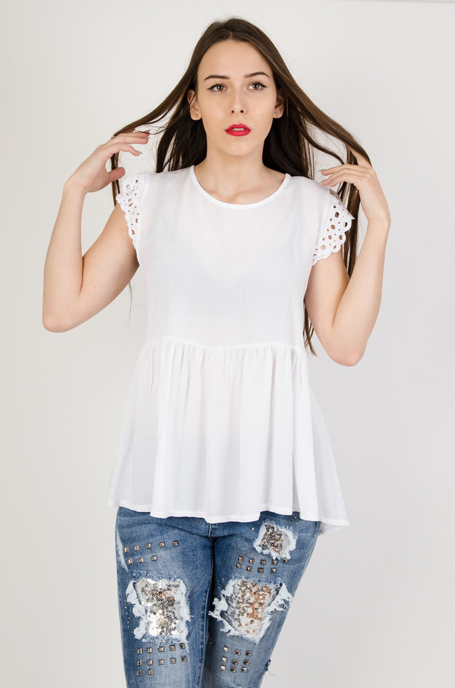 Biała bluzka z rozszerzanym dołem i ażurowymi rękawami