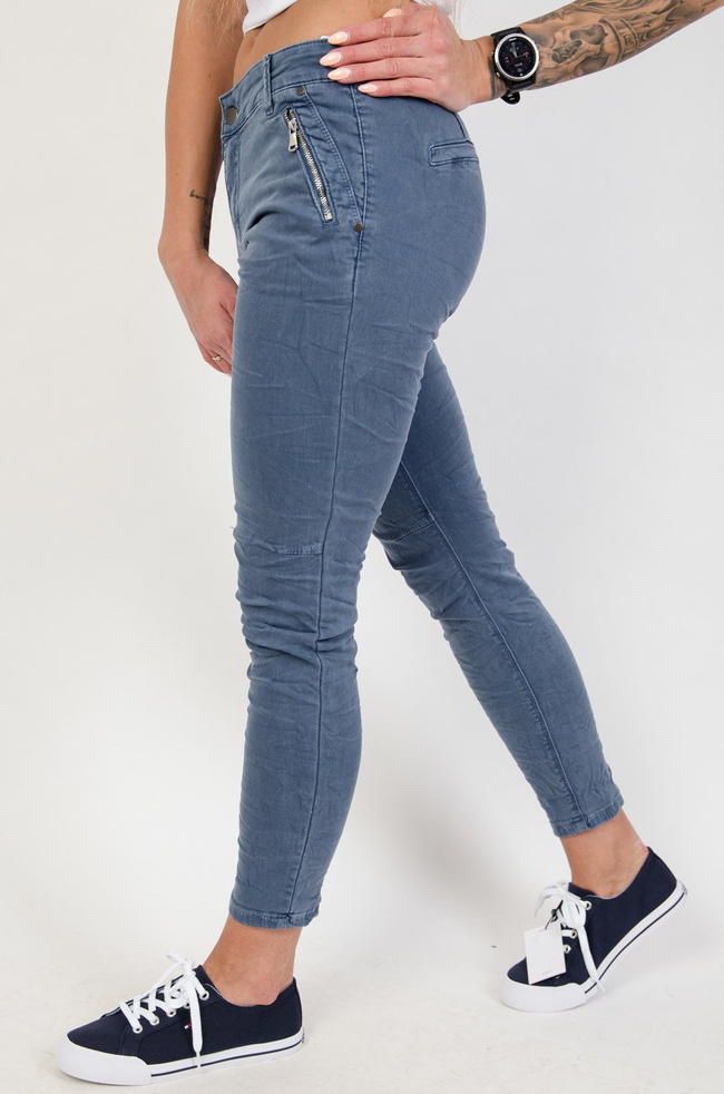 Granatowe spodnie joggery z zamkami przy kieszeniach