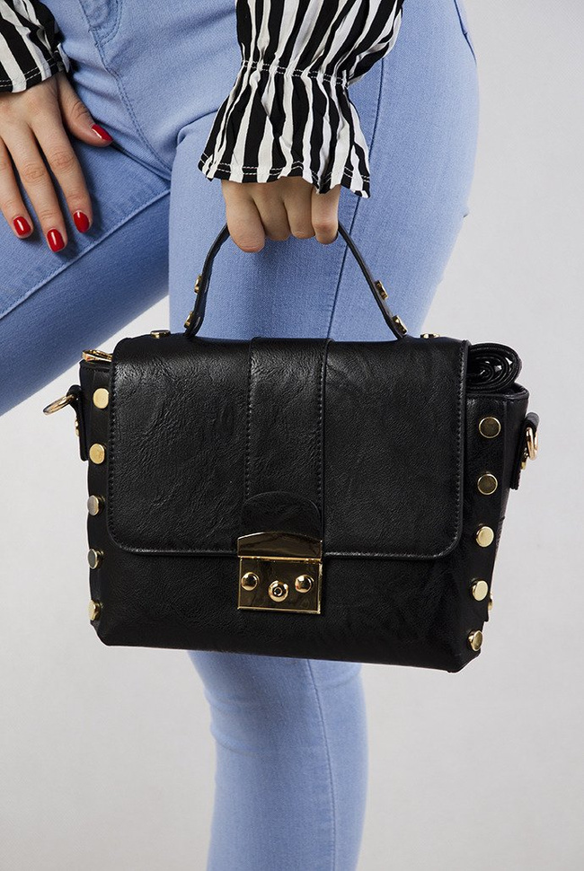Czarna torebka ze złotymi guzikami
