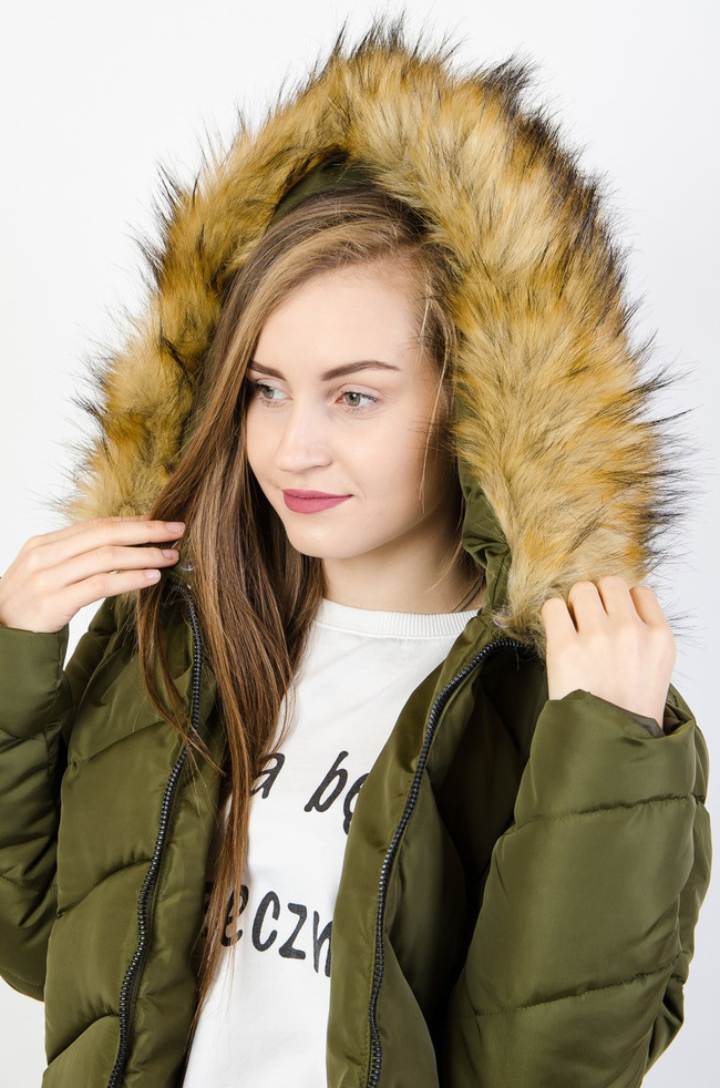 Zielona pikowana kurtka z futerkiem przy kapturze