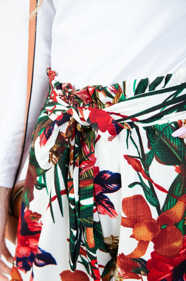 Białe alladynki w kwiaty z wiązaniem w pasie