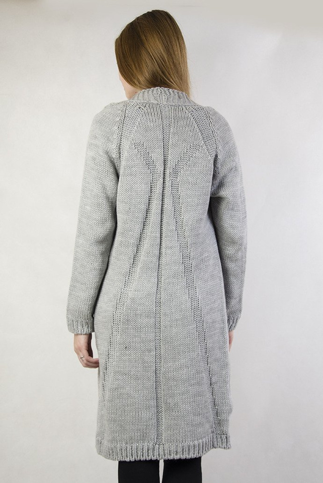 Szara narzuta ze wzorem na plecach