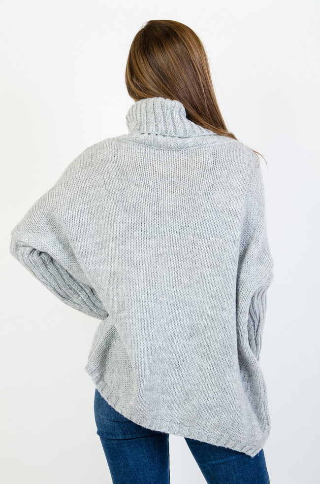 Szary asymetryczny sweter typu nietoperz z golfem