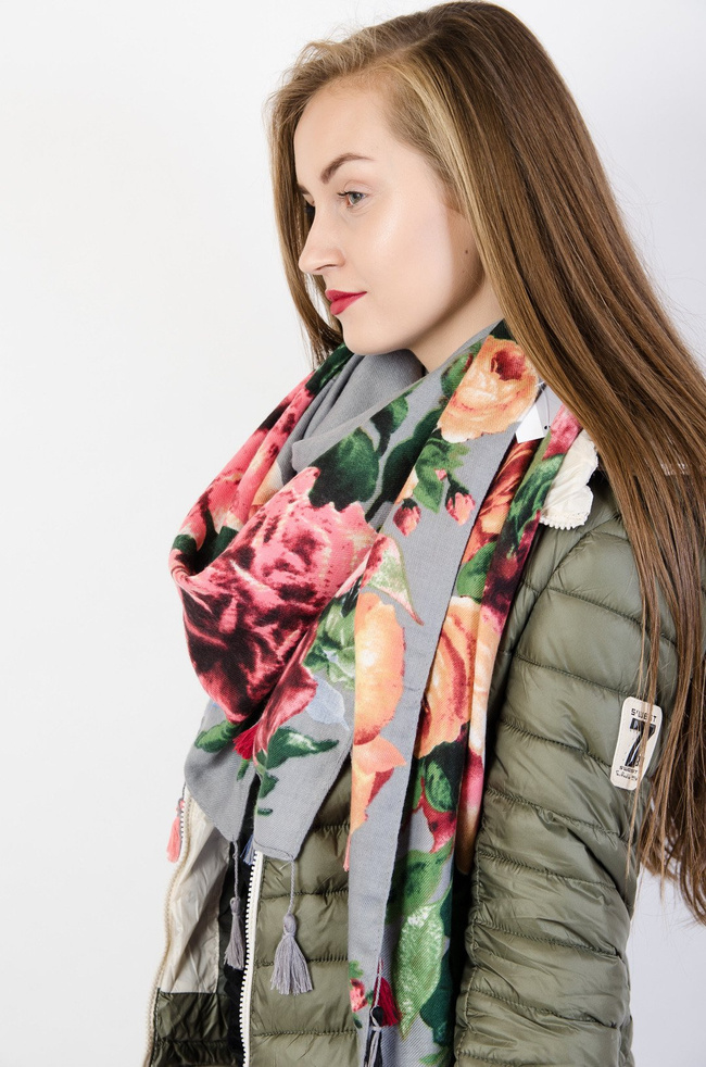 Szara chusta w kwiaty