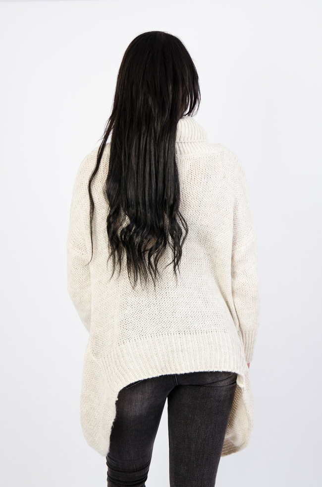 BEŻOWY SWETER-GOLF Z PRZEDŁUŻANYMI BOKAMI