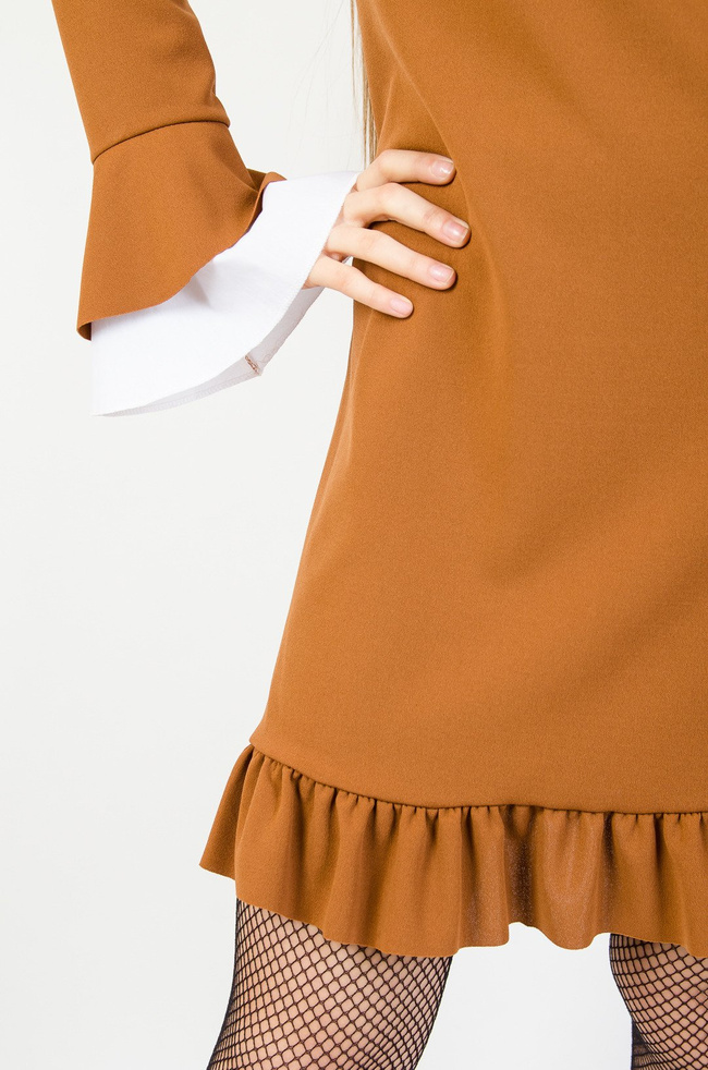 Brązowa elegancka sukienka z kołnierzem 