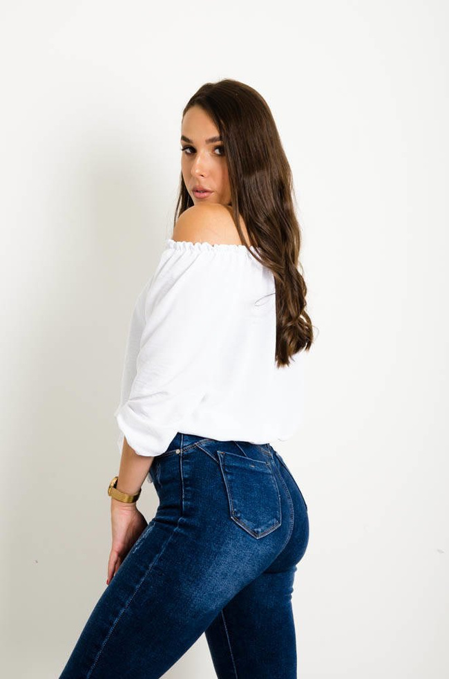 BIAŁA BLUZKA Z GUMĄ W DEKOLCIE ORAZ WIĄZANIEM NA DOLE