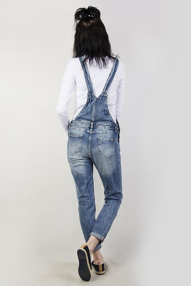 Spodnie ogrodniczki jeansowe z przetarciami i dziurami