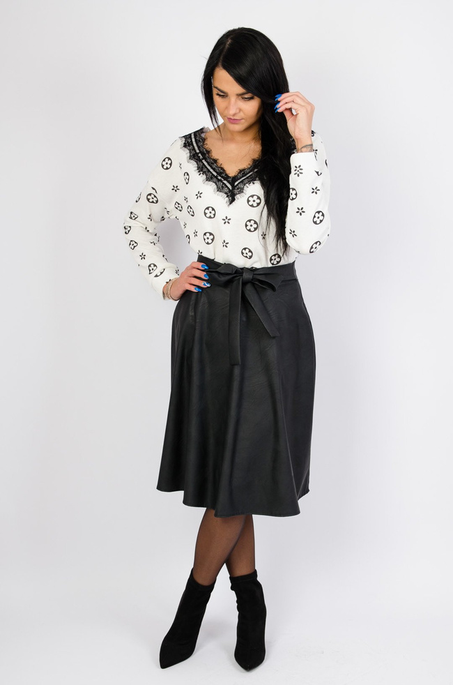 Biała bluzka z koronką oraz siateczką na plecach