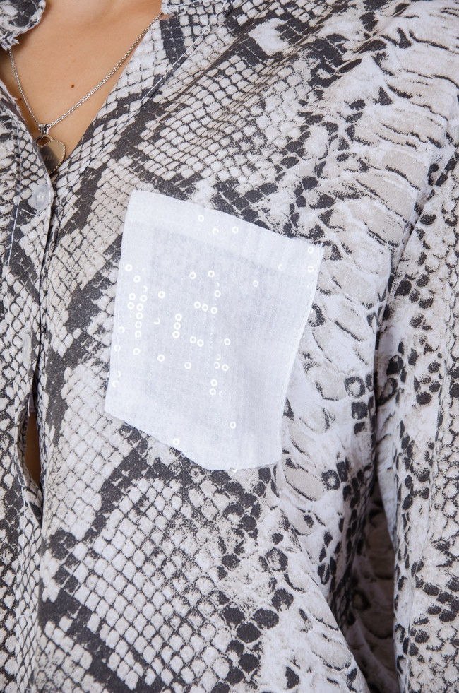 Biała bluzka koszulowa w wężowy wzór z ozdobną kieszonką 