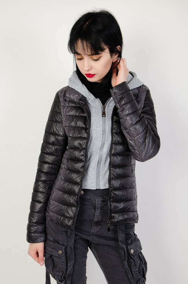 Kurtka pikowana czarna, z szarym podszyciem