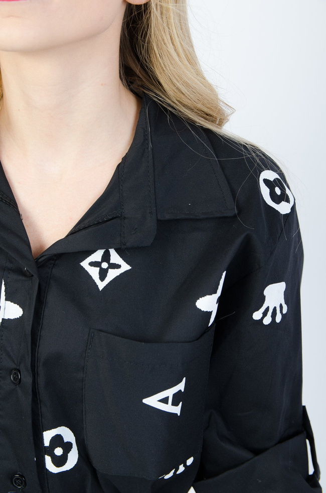 DŁUGA CZARNA ASYMETRYCZNA KOSZULA Z NADRUKIEM 