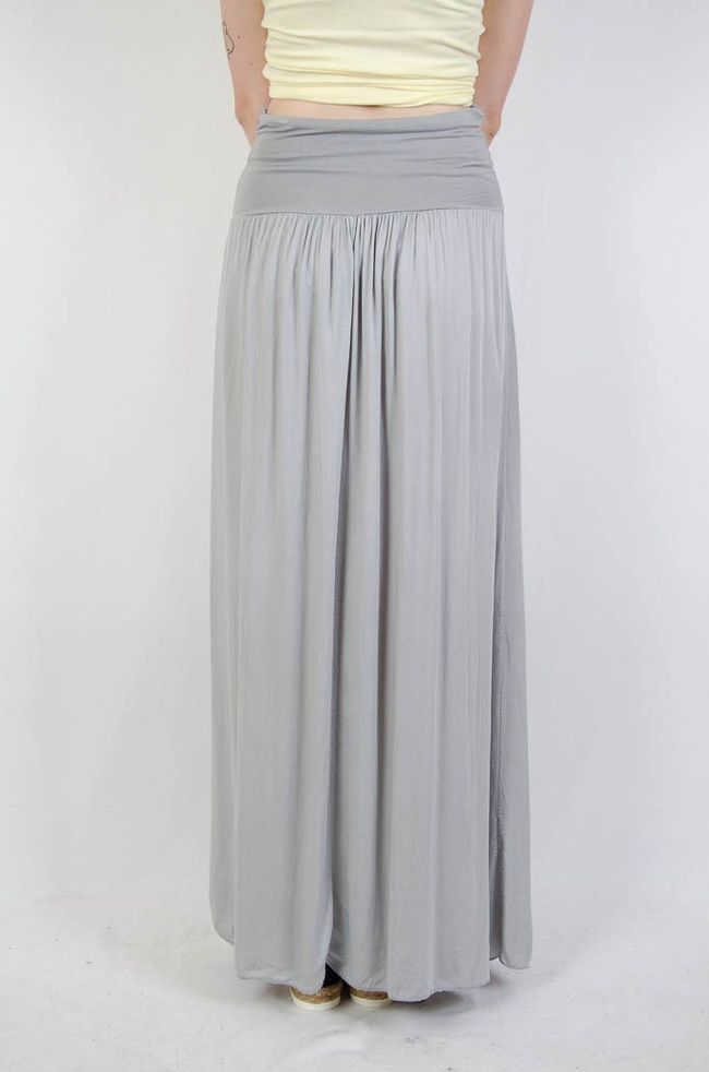 Długa zwiewna szara spódnica z szerokim pasem