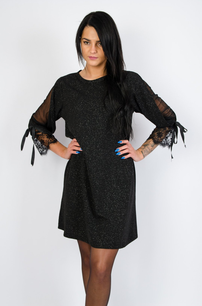 Czarna sukienka pokryta brokatem z koronką przy rękawach