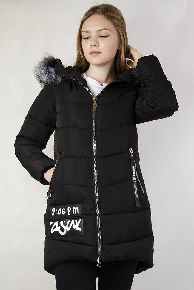 Czarna, przedłużana kurtka z naszywkami