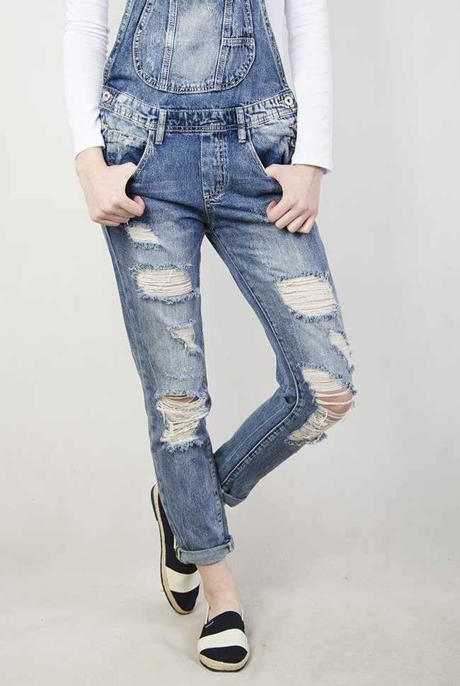 Spodnie ogrodniczki jeansowe z przetarciami i dziurami