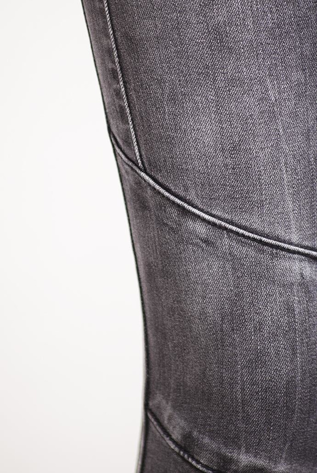 Szare spodnie rurki jeansowe z zamkami i przeszyciami