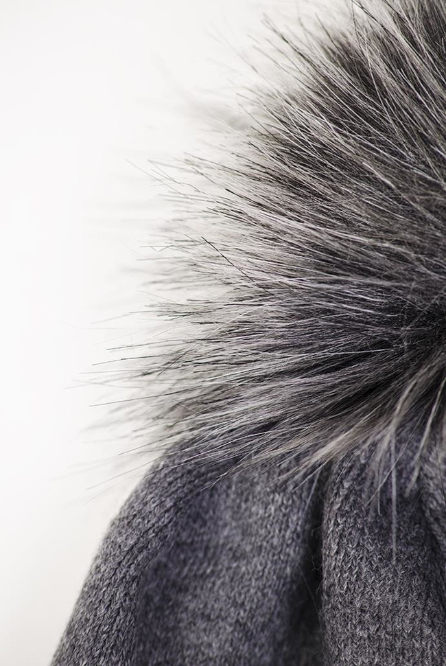 Ciemnoszara czapka z cyrkoniami i pomponem