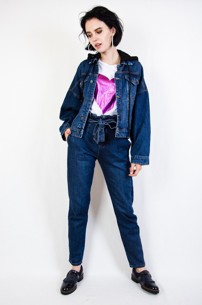 Ciemna kurtka jeansowa z kapturem oraz ściągaczem na dole