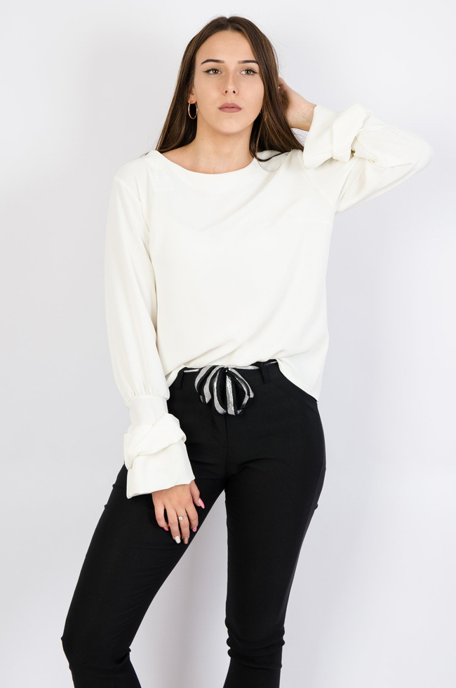 Biała bluzka z falbankami na rękawach