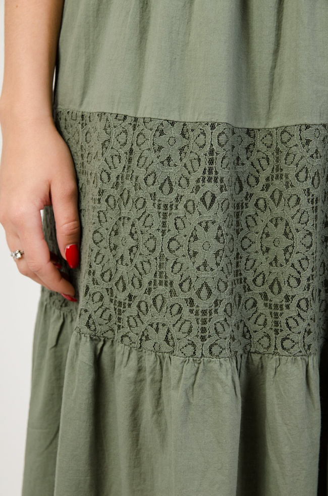 Długa zielona spódnica z koronkowymi wstawkami i brązowym paskiem